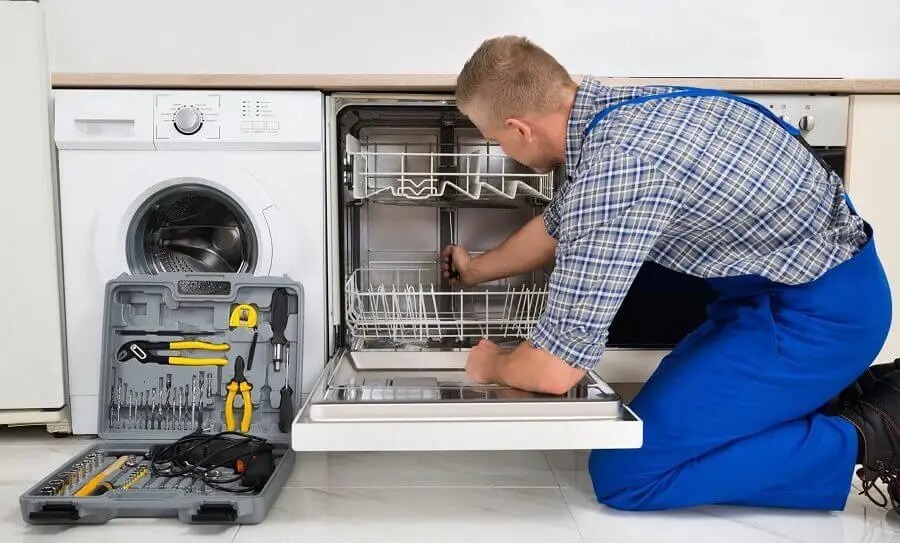 Kaynaşlı Airfel servisi teknisyen ekibi beyaz eşya tamiri yaparken